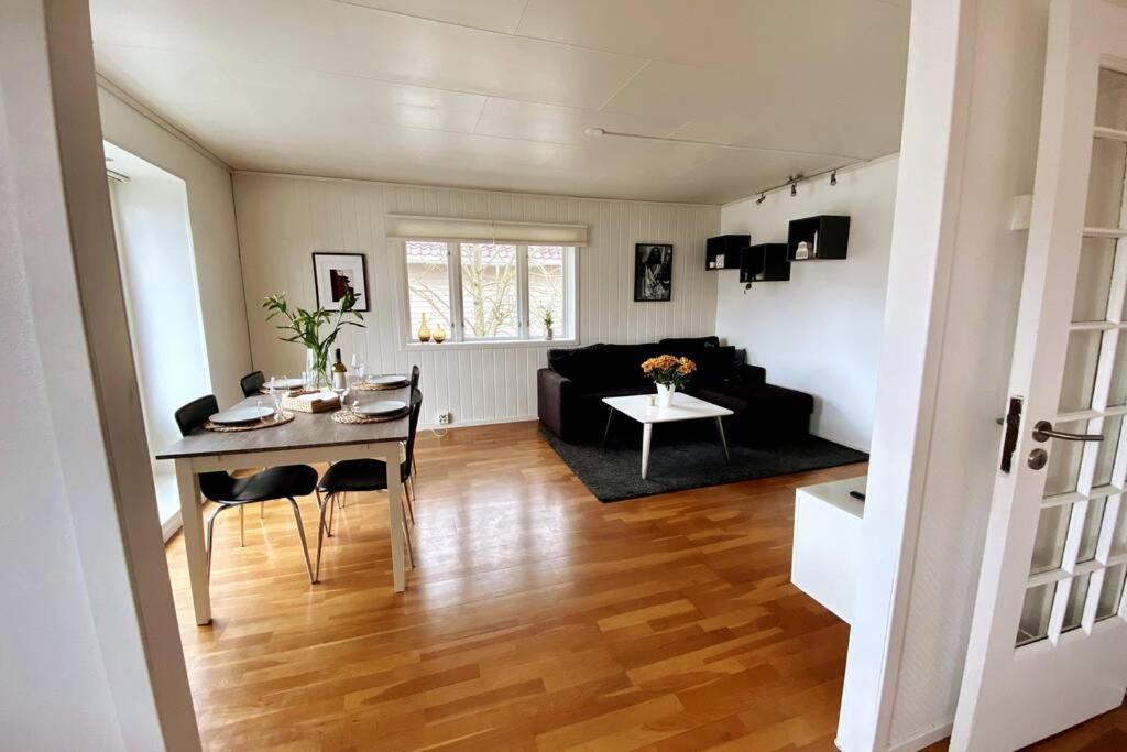 Modern And 3 Beds Free Parking Apartment