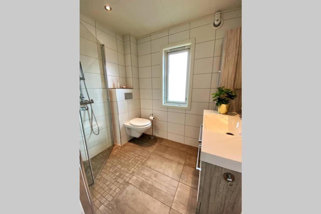 Modern And 3 Beds Free Parking Apartment *